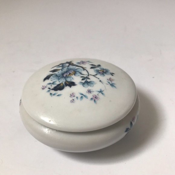 Rochard Limoges porcelain trinket box magnolia round blue pill jewelry gold trim - Picture 5 of 8